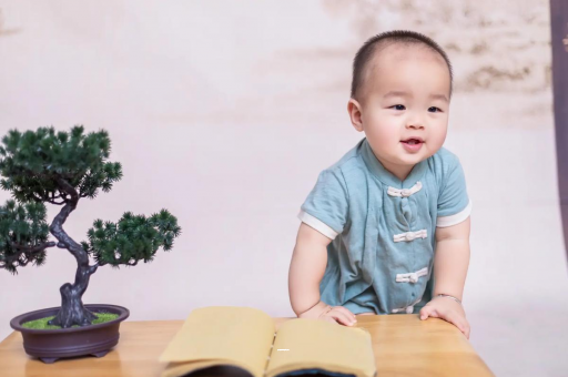 启东六个月宝宝摇头正常吗